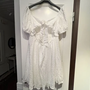Klänning  - En vit klänning som passar perfekt till sommaren. Är i storlek L och har bara enbart testat den då den var för stor för mig 