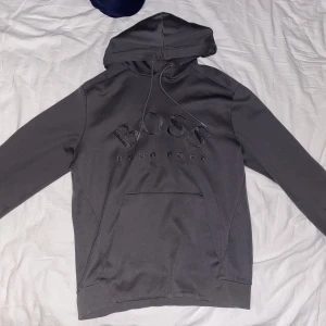 Hugo boss hoodie  - Säljer min Hugo boss hoodie då den ej passar mig längre. Den är i mycket bra skick, storlek S