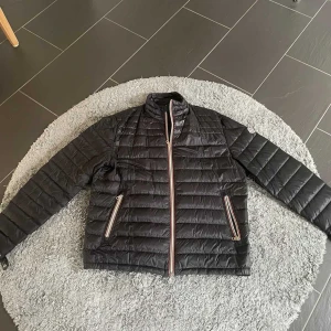 Moncler Daniel  - Tjenare!  Säljer en moncler Daniel Size 6  Knappt använd. 