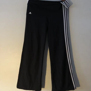 Adidas byxor - Skit snygga adidas byxor som jag precis köpte på tradera men tyckte att de va lite korta på mig som är 173. Jag gillar dock väldigt långa byxor. De är i väldigt bra skick känns nästan nya, skriv om du undrar något💗