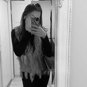 Äkta pälsväst  - Äkta kanin päls väst i grå, kan stängas. Använd 1 gång