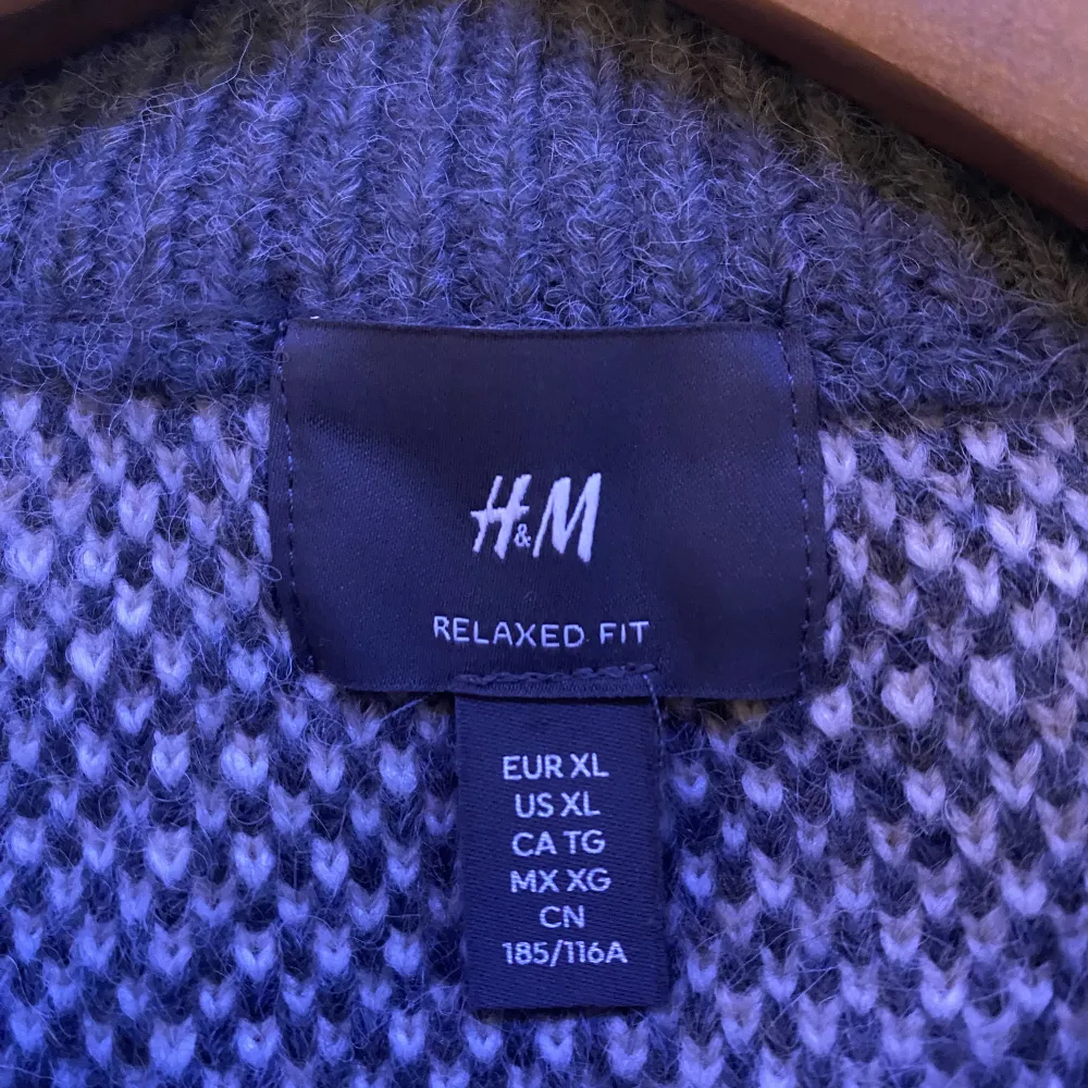 Stickad tröja frön H&M i storleken XL, köpt för drygt ett år sen i Oslo. Kvitto finns inte kvar, Skicka ett PM om du har fler frågor!. Stickat.