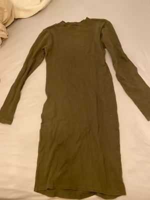 Ribbad klänning  - Ribbad tight klänning från bikbok storlek m. Använd fåtal gånger