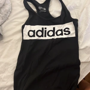 Sport linne - Jätte fint tränings linne, har använts många gånger är lite slitet på trycket men annars är den super fin💖