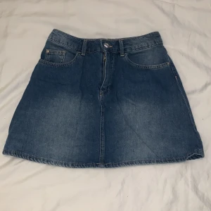 Jeanskjol - Säljer för den är för liten, typ aldrig använd