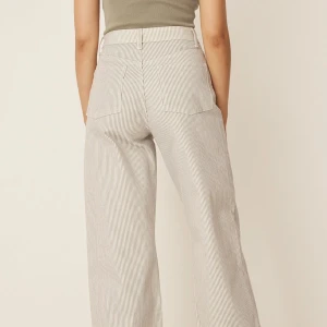 Randiga jeans NA-KD  - Använda en gång, va inte helt min stil.. Beige/vit randiga🌸🫧 från Claire Rose x NA-KD. Stretschiga jeans!