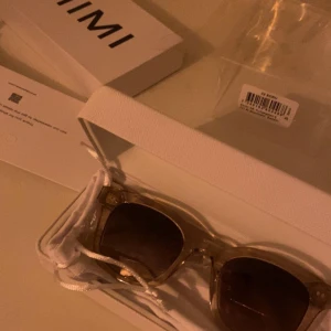 Chimis - Helt nya oanvända chimis i med all förpackning kvar. Göasögonen är i modellen 02 och i färgen ecru💕priset kan diskuteras vid snabbt köp❤️
