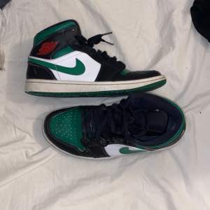 Säljer mina Jordan 1 green/black/white köpte för 2000 på StockX, säljs pågrund av ingen användning, använda några gånger. Tyvärr finns inte box eller kvitto!