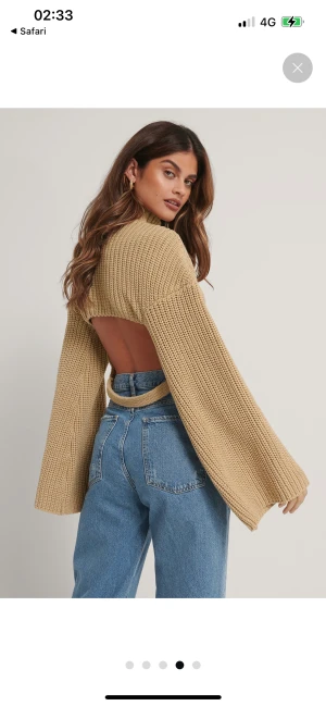 Handpicked x NA-KD Stickad tröja  - Recycled stickad tröja med utskurna partier bak.  Slutsåld i alla storlekar på hemsidan. Nakd pris 489kr. Modellen bär storlek small/medium 