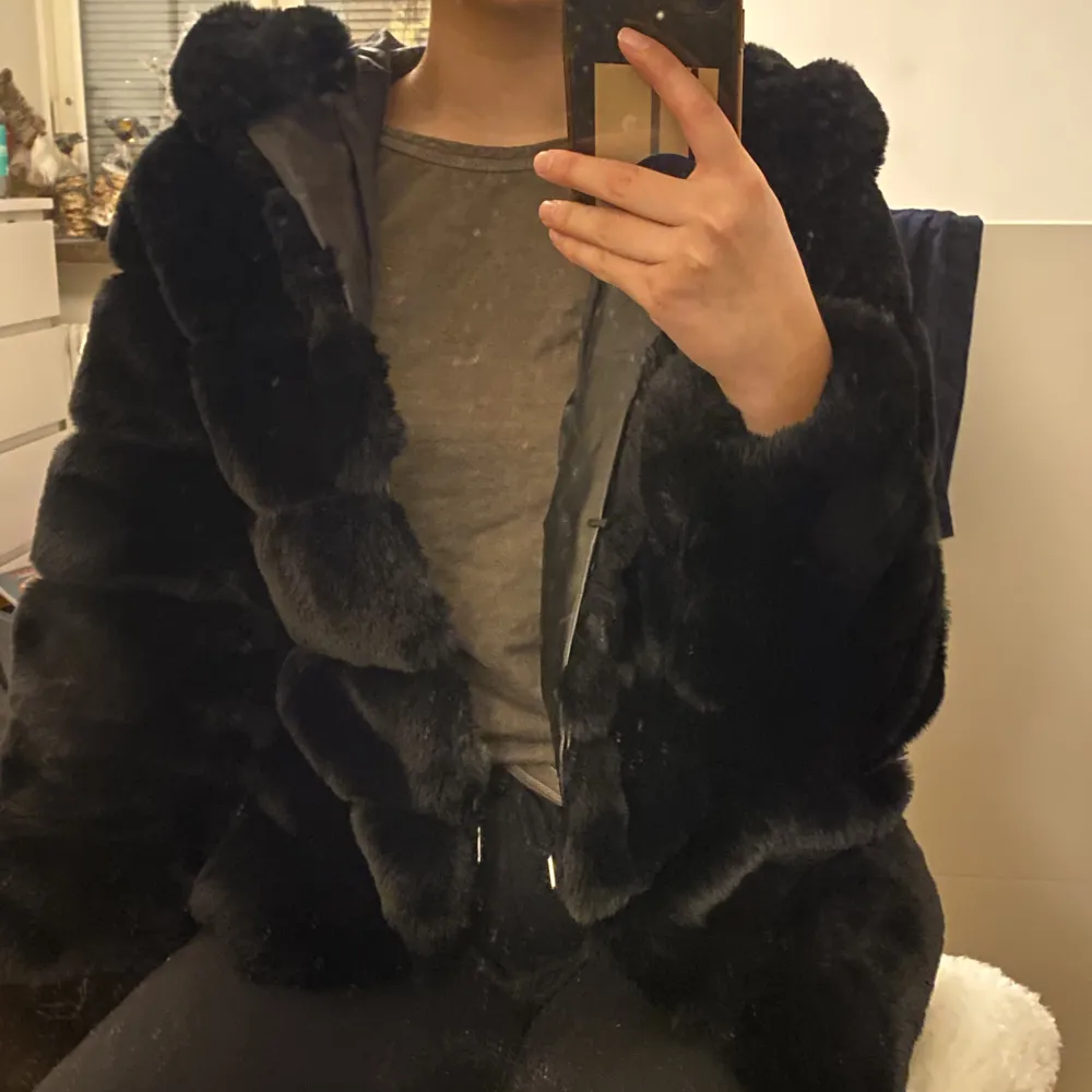 Jätte fin faux fur jacka. Knappt använd och därför säljs den. Väldigt mysig och varm jacka med skön och stor Luva. Jackan har två fickor och går att stänga. Jackan är i storlek S Nypris: 700kr säljs för 300kr . Jackor.