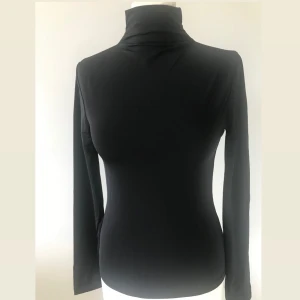 turtleneck - turtleneck storlek: passar XS, S & M. möts i stockholm eller fraktar. kan tyvärr inte visa bild på 🖤