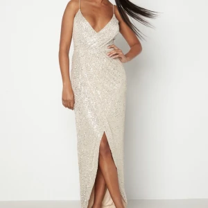 Glittrig balklänning  - Säljer denna fina balklänning! Aldrig använd str 34 🌟 nypris 1199kr