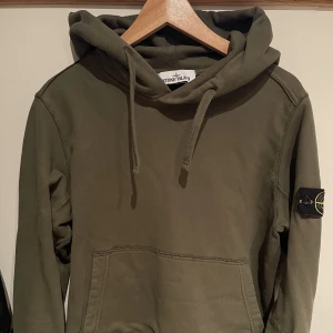 Stone Island hoodie - Grön stone island hoodie i herr storlek M. Den är sparsamt använd. Köparen står för frakten💞