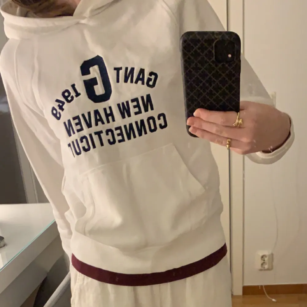 Säljer denna jättefina Gant hoodie då den blivit aningen för liten för mig, trycket på hoodien är mörkblått. En liten lagning syns till höger på fickan men den märks inte mycket. I övrigt inga defekter. Hoodies.