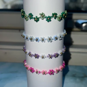 Handgjorda Blomarmband gjord av pärlor - Säljer handgjorda blomarmband av pärlor! Här är några exemplar men självklart kan man ge egna förslag på färg och stil☺️🤍 Armbanden kostar 100 kronor styck🧚🏼 