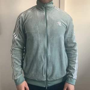 Adidas zipper  - Adidas zipper i sammet material 