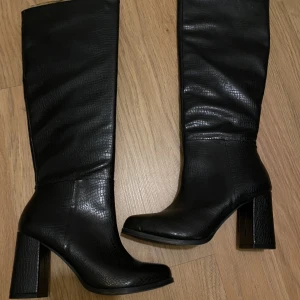 Höga svarta stövlar - Aldrig använda, passade inte mig tyvärr dom är verkligen supersnygga! 