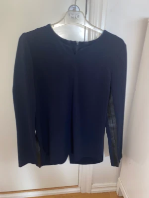 Fin tröja💗 - Säljer denna fina tröja med läder detaljer vid armarna, fint skick💓