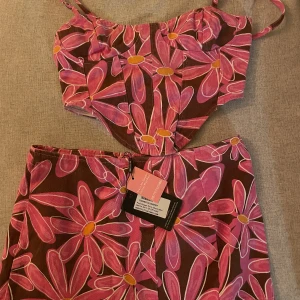 Set  - Ett set ifrån prettylittle thing som inte är använt och prislappen finns fortfarande kvar. I storlek 42. Köparen står för frakt! 