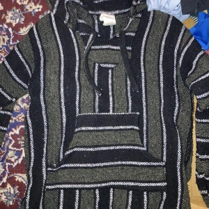 Baja hoodie grön/svart - cool stickad hoodie i grön och svart. oanvänd.