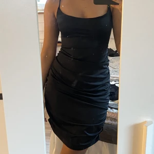Svart klänning - Jättefin svart klänning, älskar ryggen men den kommer tyvärr inte till användning 🤍