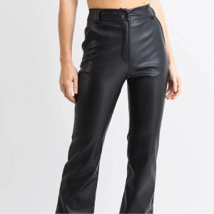 Skinnbyxor  - Säljer dessa då jsg råka köpa i fel storlek köpte för 499kr säljer för 200