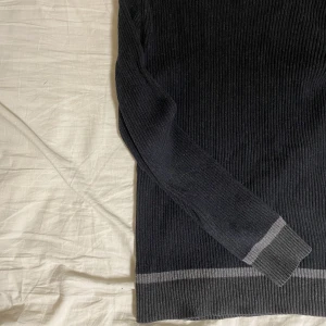 Tröja - Tröja i storlek XS men väldigt strechig, passar mig som har S/M. Tror den är lite lös på XS😊