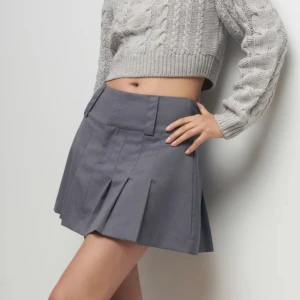 Kjol Gina Tricot - Säljer denna så fina kjol från Gina Tricot som är helt ny för att den tyvärr var lite stor 💕 nypris var 359! Möts upp på Östermalm eller fraktar 💘