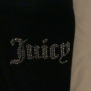 Juicy byxor  - Hej! Jag ska sälja min juicy byxor. Dom är i storlek S som ni ser på bild nummer två. Dom är  inte jätte använda bara några få gånger. Men tyvärr så råkade jag ta av en knapp och hittade ej den. Men annars jättefina och mjuka. Lite långa för att vara S.