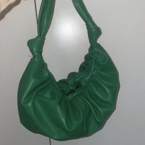 Grön väska - Grön väska köpt här på plick från Gina tricot 