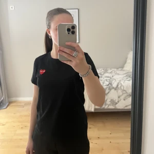 cdg tröja - Säljer min jätte fina Cdg tröja som är köpt här på plick! Är i ett bra skick.❤️‍🔥