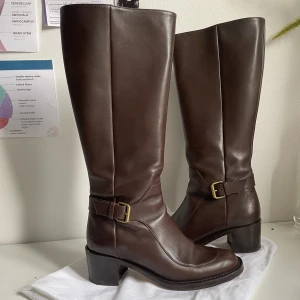 Bruna läder stövlar m/ klack - Säljer dessa äkta läder Michel Viven boots. Den är riktigt snygga och sitter väldigt bra på fot&ben. Köpta för nästan €1000 i Pris förra våren. Den högra skon har en lite defekt på en klacken (bild 2) annars är dem i toppenskick. 