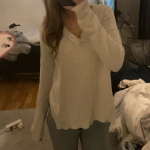 Stickad tröja - Säljer denna jättefina och söta stickade tröja med en jättefin detalj på ryggen och slits på sidorna. Fint skick!💕 Köparen står för frakten💕