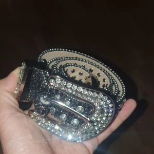 Rhinestone belt - Jaf säljer den föratt den är för liten. Pris kan diskutera.