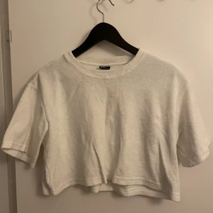 Kort T-shirt i frotté  - Vit t-shirt i frotté från Gina Tricot Storlek small Frakt tillkommer