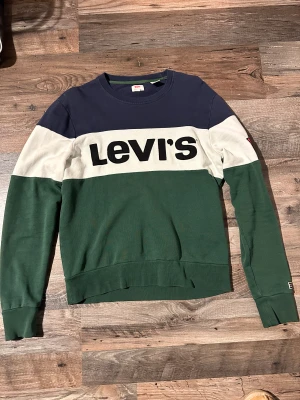Levi’s tröja  - Levi’s tröja i storlek S men sitter som en M. Skick 7,5/10. Meddela för mer information eller frågor! KÖPAREN STÅR FÖR FRAKT!!!