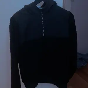 Hej säljer min Hugo boss hoddie pga att jag inte använder den storlek 14 år. Nypris 1300 knappt använd.