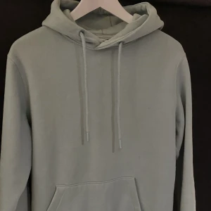 Hoodie  - Ljusgrön hoodie från märket Pull & Bear, storlek S. 