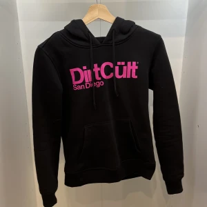 Hoodie - Säljer min dirtcult hoodie pga den ej kommer till användning, använd ett fåtal ggr. Liten i strl så skulle säga att den även passar xs 💕