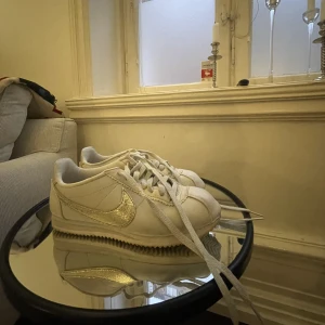 Nikeskor strl 39 - Säljer nikeskor i strl 39  Bra skick