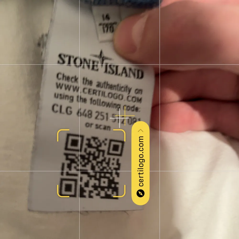 En Stone Island Junior T shirt köpt på ni för ungefär 1000kr Färg: Mörk blå Storlek: 14/170 (S). T-shirts.