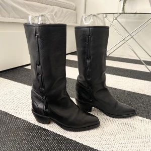 Cowboy boots - Säljer mina superfina ’cowboy’-boots. De används alldeles för sällan och är för fina för att bara stå och damma. De är i gott skick. Men man behöver köpa en ny sula att ha i. 