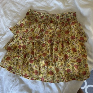 Gul blommig kjol  - Jätte fin och gullig kjol, aldrig använd då det inte är min stil rikigt, storlek 170 men passar både XS-S-M för att den är så stretchig 