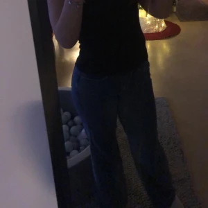 LÅGMIDJADE JEANS - Säljer nu mina mörkblåa lågmidjade jeans ifrån SHEIN, då storleken var lite stor för mig. Jättefina jeans och inga defekter använda två gånger Max. ❤️
