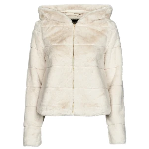 Kort pälsjacka - Kort fake pälsjacka från märket ONLY köpt på Nelly i färgen Benvit. Den är helt oanvänd. Så nyskick! Jätteskön och mysig jacka perfekt till våren :) den har stor luva / huva  Hooded jacket Fur tunn jacka övergångs jacka  Storlek XXS men passar även Xs 