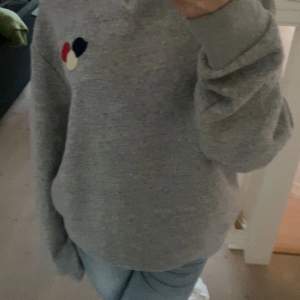 Säljer en super fin sweatshirt från moncler! Köpt i stocholm för ca 4000, den kommer inte till användning:)