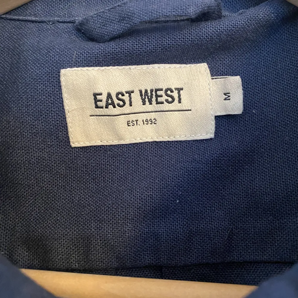 Säljer min marinblåa tröja från East West pga dålig användning. Tröjan är i nyskick och använd fåtal gånger. Storlek M. . Tröjor & Koftor.