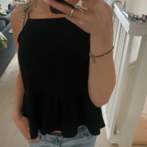 Linne  - Säljer ett super fint linne från hm! Sitter bra på mig med s