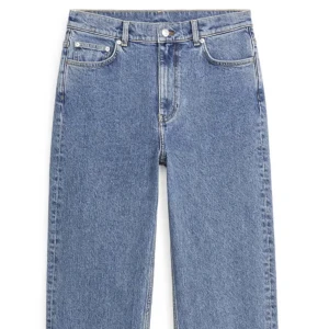 ARKET jeans - Perfekta jeansen i den perfekta färgen. Använda en gång - pga sitter lite för tight i midjan på mig - har köpt likadana men en strl större.  ”Straight cropped stretch”. Nypris 790kr.  Strl 28.   Finns i Kristineberg eller kan skickas mot fraktkostnad