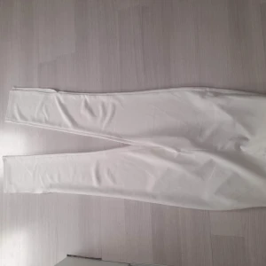 Byxor - Säljer dessa byxor från Shein i färgen vit. Inga fläckar, använda en gång. Storlek small. Säljer för 100 kr men ni kan ge egna bud.